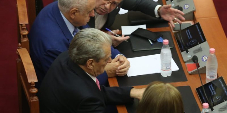 Spaho zbulon prapaskenat dhe sulmon Berishën: Donte ta bënte Salianjin kryetar Grupi! Tani hap krahun…