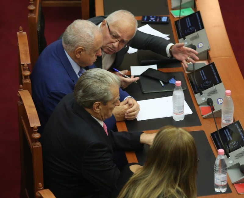 Spaho zbulon prapaskenat dhe sulmon Berishën: Donte ta bënte Salianjin kryetar Grupi! Tani hap krahun…