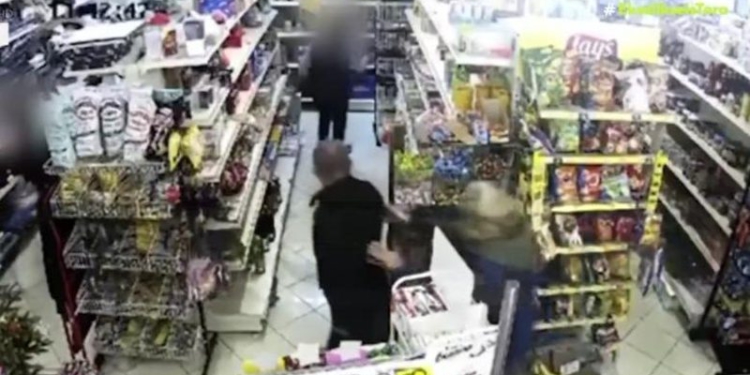 Horror në Greqi! Shqiptari qëllon me thikë ish-gruan, 50-vjeçarja futet në market për të shpëtuar