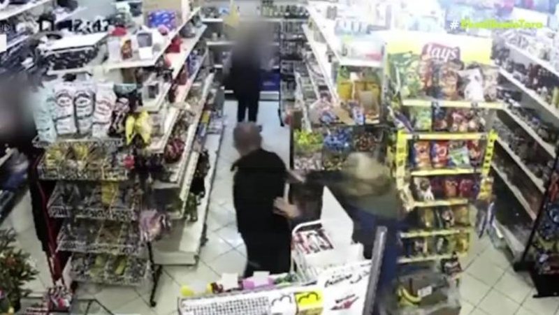 Horror në Greqi! Shqiptari qëllon me thikë ish-gruan, 50-vjeçarja futet në market për të shpëtuar