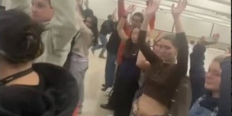 Dalin pamjet/ Momenti kur studentët fshihen në bibliotekën e universitetit gjatë sulmit me armë në SHBA
