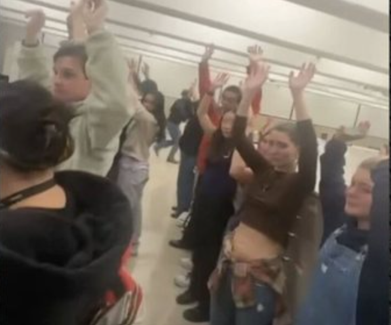 Dalin pamjet/ Momenti kur studentët fshihen në bibliotekën e universitetit gjatë sulmit me armë në SHBA