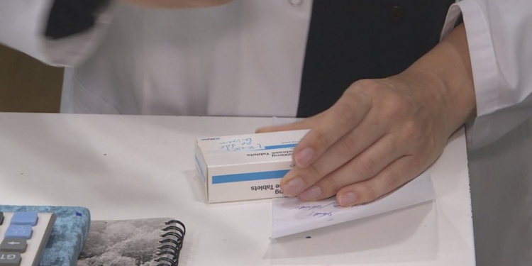 Shkon të blejë ilaçe por pëson infarkt, ndërron jetë në farmaci i moshuari në Pogradec