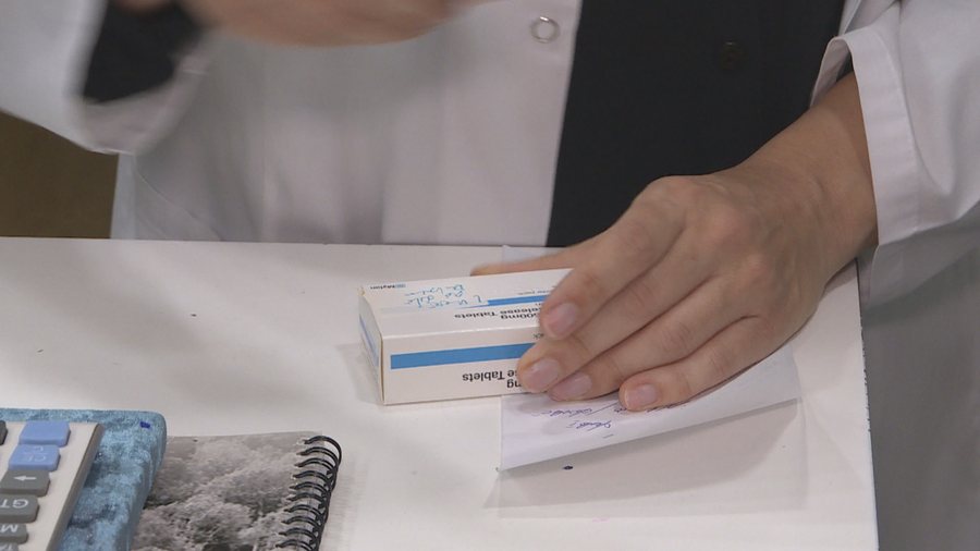 Shkon të blejë ilaçe por pëson infarkt, ndërron jetë në farmaci i moshuari në Pogradec