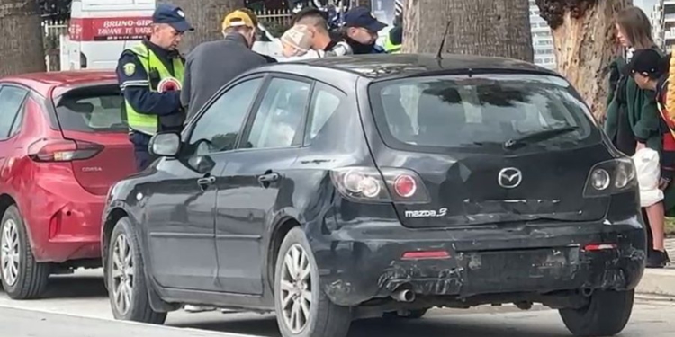 Përplasen tre automjete në Lungomare, lëndohet turistja