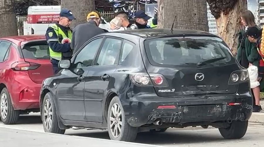 Përplasen tre automjete në Lungomare, lëndohet turistja