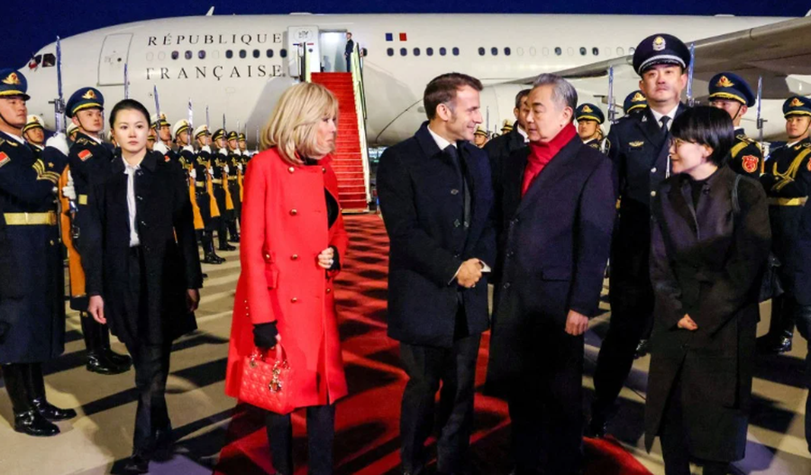 Macron mbërrin në Pekin, nesër takimi me Xi Jinping, do të kërkojë forcim të raportit me BE