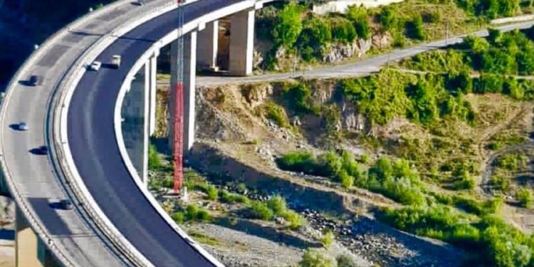 E rëndë në Mat, hidhet nga ura 150 metra 39-vjeçari. Viktima, nip i Nehat Kullës