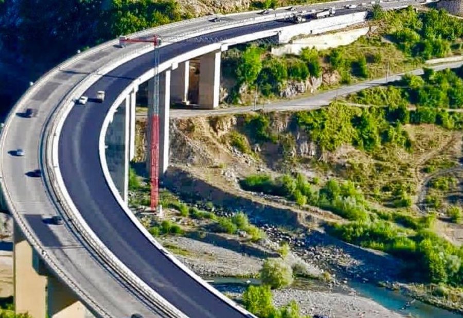 E rëndë në Mat, hidhet nga ura 150 metra 39-vjeçari. Viktima, nip i Nehat Kullës