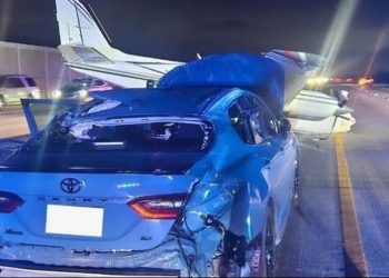 VIDEO / Avioni bën ulje emergjente në mes të autostradës, përplaset me një automjet
