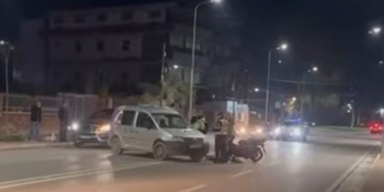 Aksident i rëndë në Lushnjë, makina përplas motorin, drejtuesi niset me urgjencë drejt spitalit