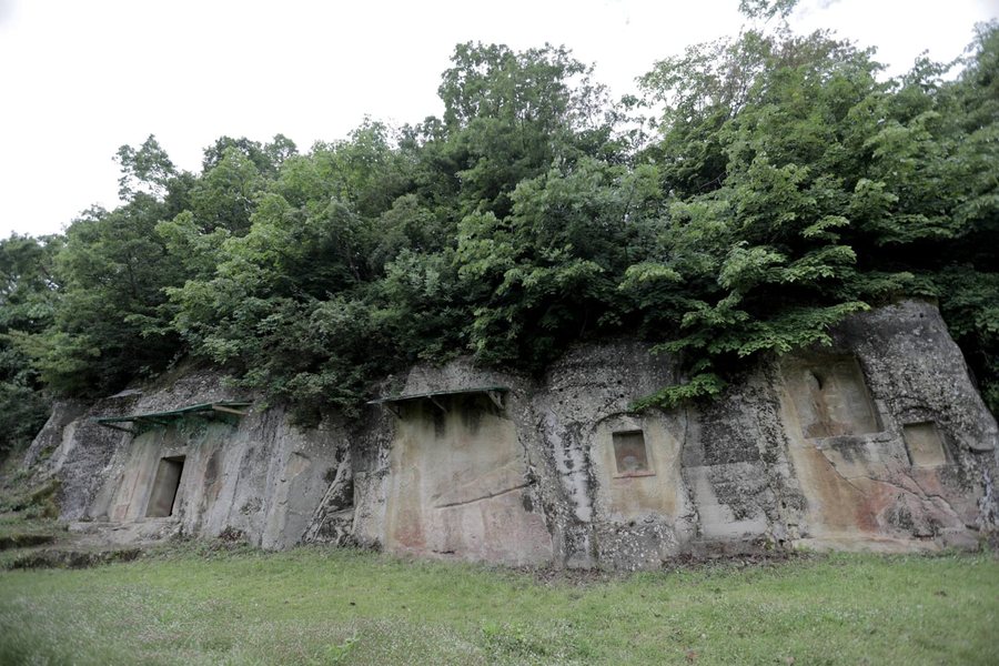 Po gërmonin ilegalisht për thesare në varret ilire mbi 2 mijë vjeçare në Selcë, kapen 3 të rinj në Pogradec