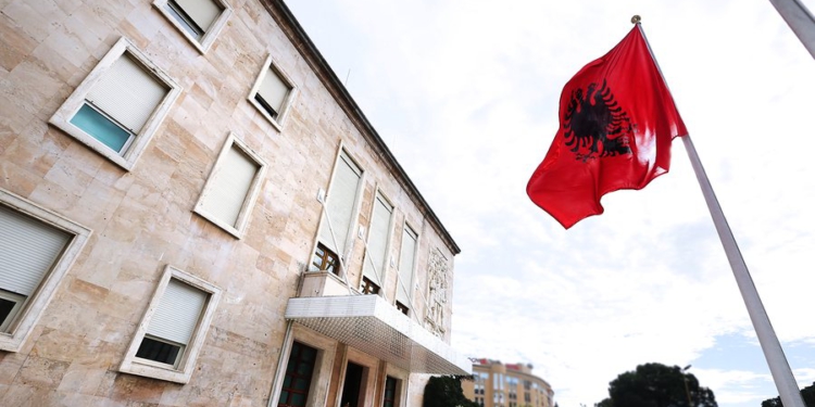 Vendos qeveria: Edhe e premtja pushim për administratën!