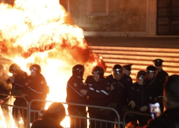 Molotovët dhe gurët ndaj Policisë, arrestohen katër militantë të opozitës