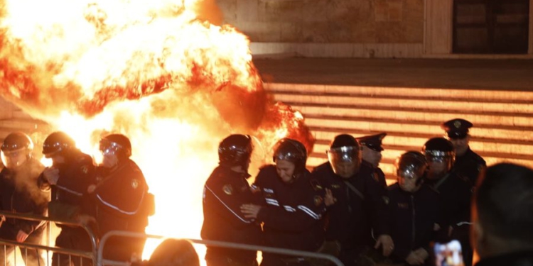 Molotovët dhe gurët ndaj Policisë, arrestohen katër militantë të opozitës