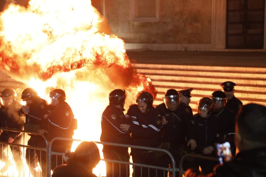 Molotovët dhe gurët ndaj Policisë, arrestohen katër militantë të opozitës