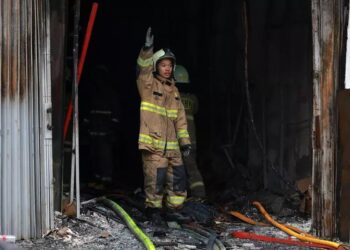 U përfshinë nga flakët ndërsa flinin në dhomat e tyre, 16 viktima nga zjarri në një azil pleqsh