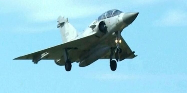 Pekini qëllon raketa gjatë stërvitjes rreth Tajvanit, 130 avionë pranë ishullit