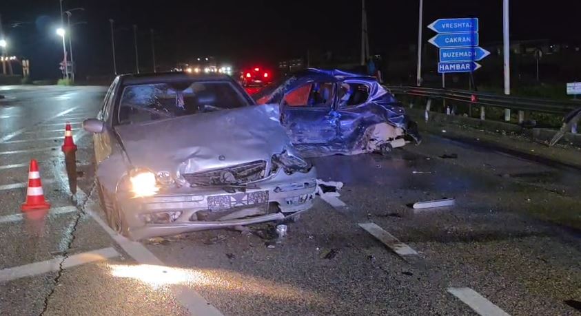 VIDEO-Aksident tragjik në aksin Levan–Tepelenë/ Përplasje e fortë mes dy makinave, humb jetën i riu