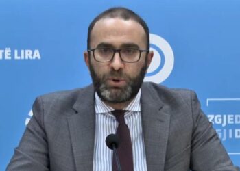 Bardhi reagon pas përgjigjes së Kushtetueses: Do bënte mirë të jepte argumentet ligjore mbi të cilat ktheu Ballukun në detyrë