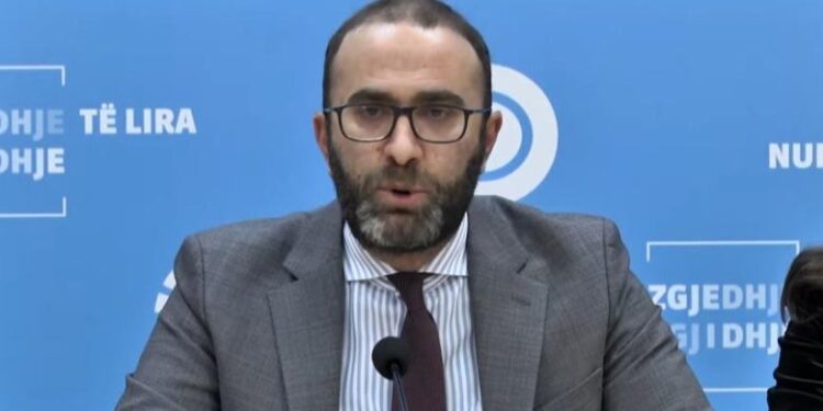 Bardhi reagon pas përgjigjes së Kushtetueses: Do bënte mirë të jepte argumentet ligjore mbi të cilat ktheu Ballukun në detyrë