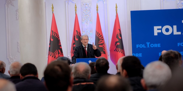 “Vija e kuqe” e foltoreve blu/ Pas akuzave për Salianjin, Berisha del në foltore me Arjan Ndojën