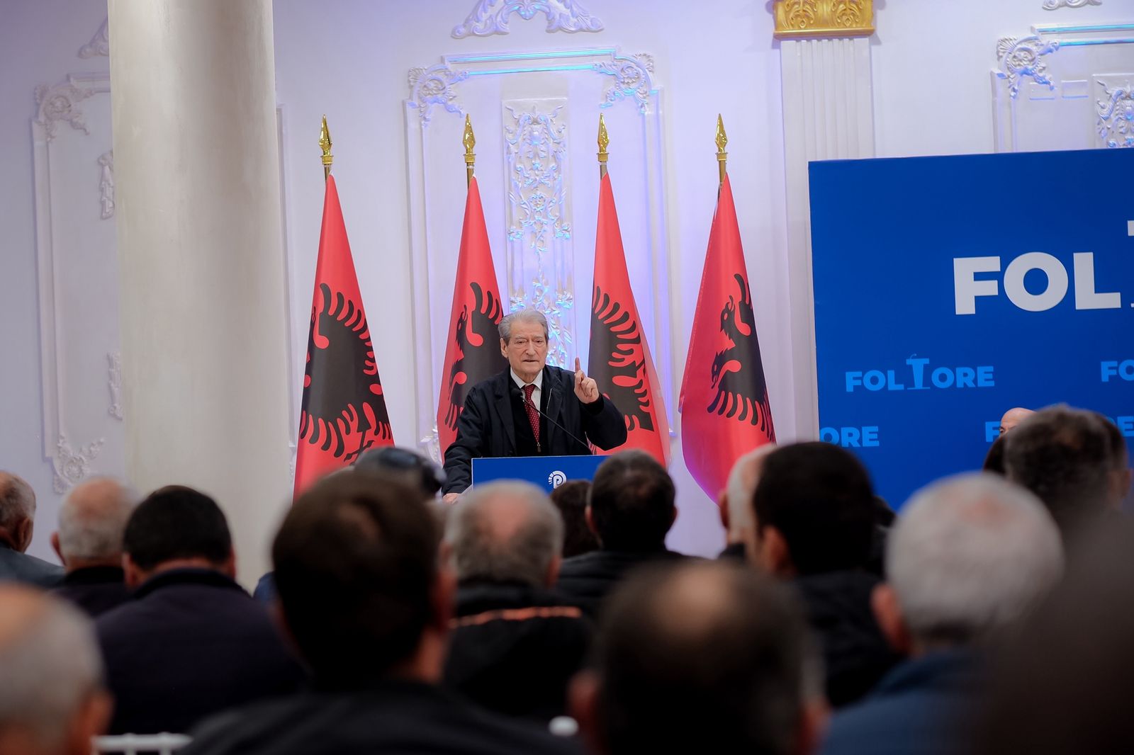 “Vija e kuqe” e foltoreve blu/ Pas akuzave për Salianjin, Berisha del në foltore me Arjan Ndojën