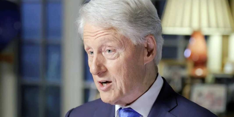Bill Clinton reagon për herë të parë pas publikimit të fotos në pishinë me Maxwell