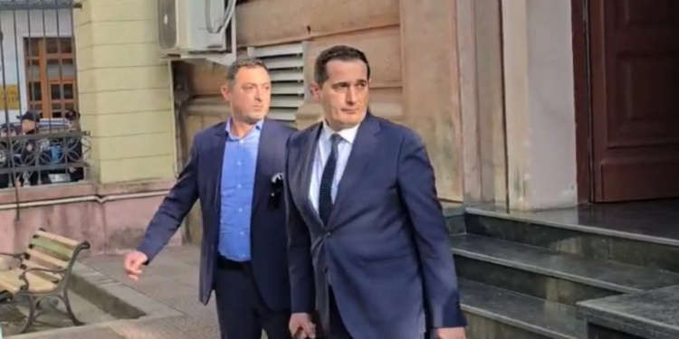 Klodjan Braho nis punën pa ceremoni/ Dita e parë në detyrë, përballet në Kuvend me politikën për çështjen “Balluku”