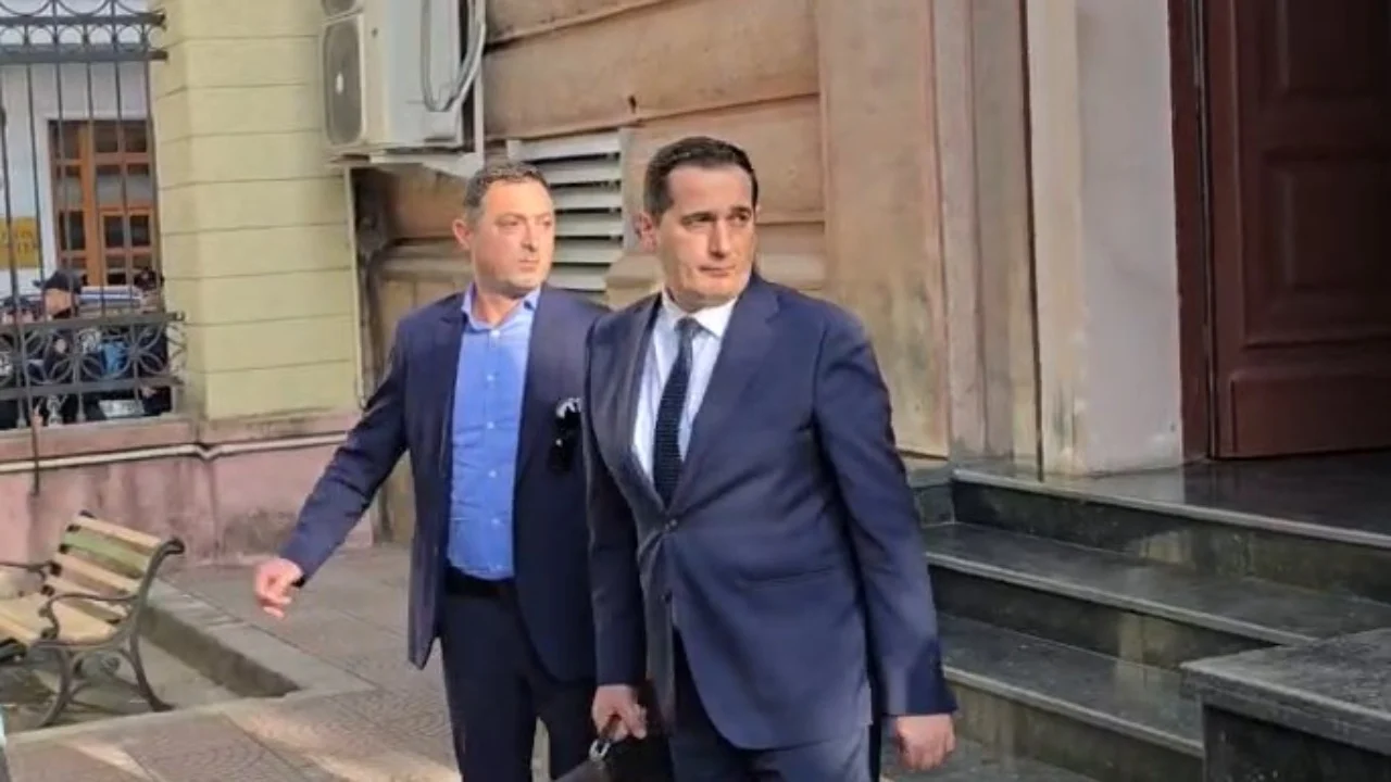 Klodjan Braho nis punën pa ceremoni/ Dita e parë në detyrë, përballet në Kuvend me politikën për çështjen “Balluku”