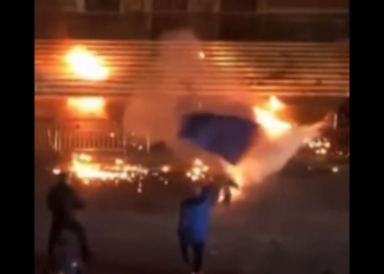 PAMJE TË RËNDA / Militanti i PD hedh molotov, por djeg ‘shokun e partisë’, e shpëton Policia