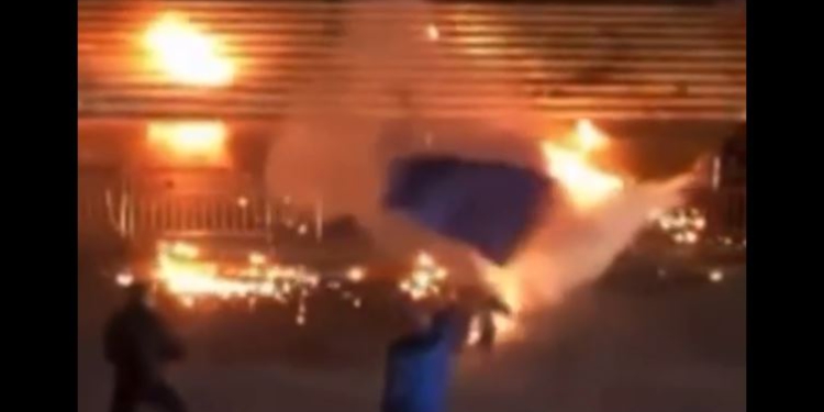 PAMJE TË RËNDA / Militanti i PD hedh molotov, por djeg ‘shokun e partisë’, e shpëton Policia