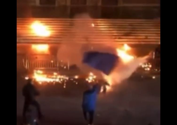 PAMJE TË RËNDA / Militanti i PD hedh molotov, por djeg ‘shokun e partisë’, e shpëton Policia