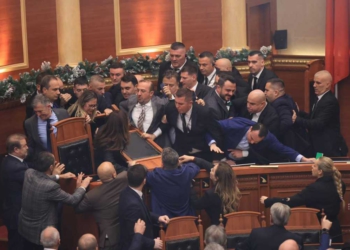 “Shfaqja e sotme e deputetëve të opozitës”/ Zotërinj deputetë, jemi gati për të filluar seancën? Fillojmë… një minutë boks (VIDEO)