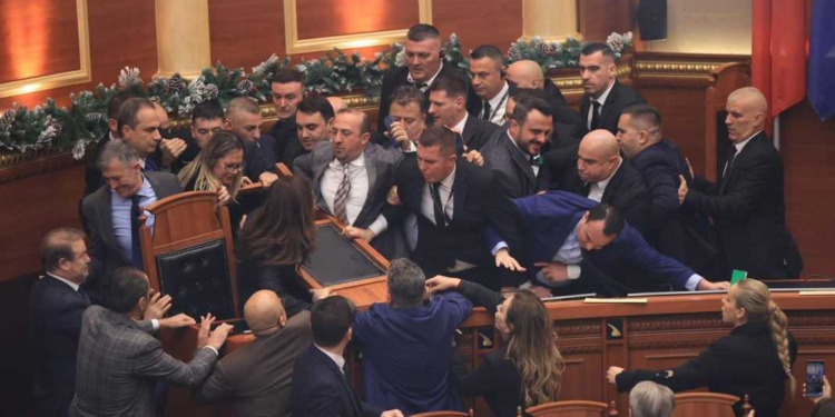 “Shfaqja e sotme e deputetëve të opozitës”/ Zotërinj deputetë, jemi gati për të filluar seancën? Fillojmë… një minutë boks (VIDEO)
