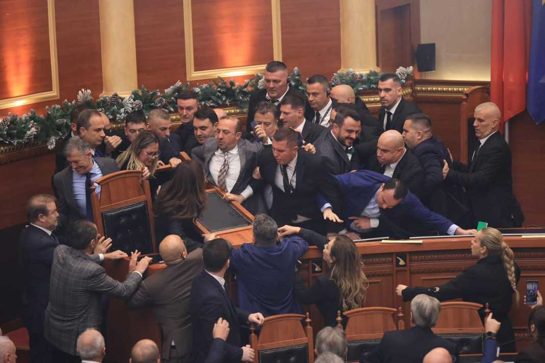 “Shfaqja e sotme e deputetëve të opozitës”/ Zotërinj deputetë, jemi gati për të filluar seancën? Fillojmë… një minutë boks (VIDEO)