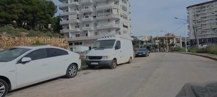 VIDEO-Çudi në Sarandë, parkuan makinat poshtë banesave, banorët i gjejnë në mëngjes me goma të çara