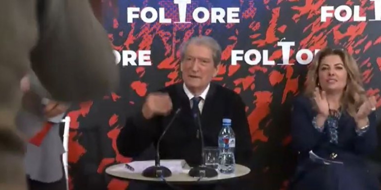 “O Florjana po ti s’më dëgjon?”/ Incident gjatë takimit të Berishës, anëtari akuza Kryetares së Njësisë 9: Më ke sharë, kërcënu dhe…