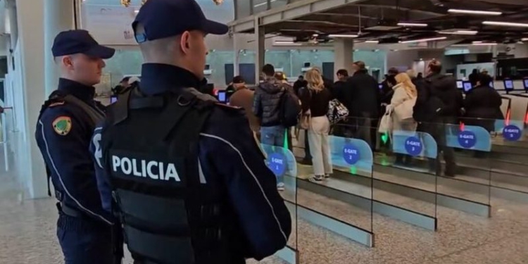Tentuan të kalonin në Rinas me dokumente të falsifikuara, vihen në pranga 3 shtetas turq