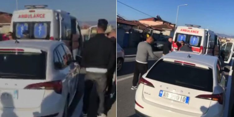 E përplasi makina në vijat e bardha në aksin Cërrik–Belsh, e moshuara dërgohet në spital