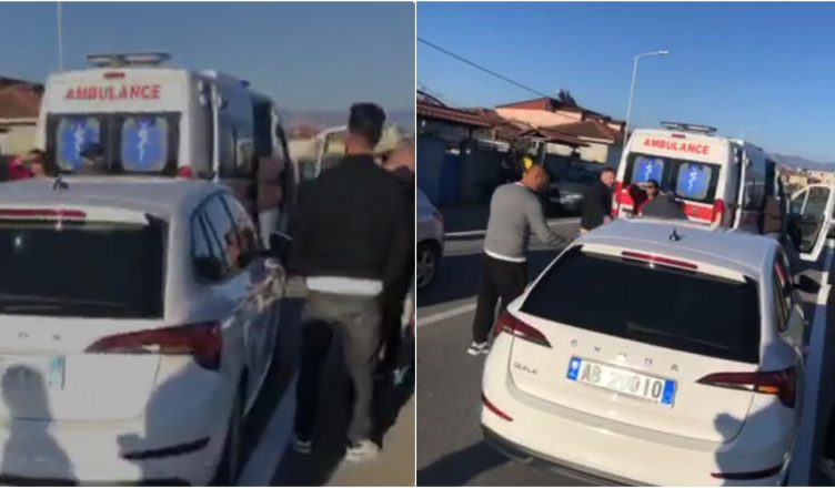 E përplasi makina në vijat e bardha në aksin Cërrik–Belsh, e moshuara dërgohet në spital