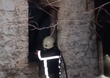 Digjet një shtëpi e pabanuar në Lushnjë, dyshohet për zjarrvënie të qëllimshme