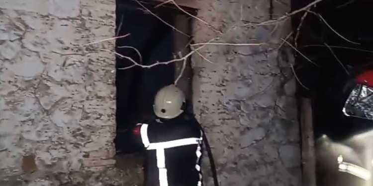 Digjet një shtëpi e pabanuar në Lushnjë, dyshohet për zjarrvënie të qëllimshme