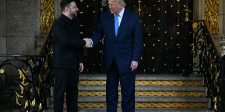 Bisedimet për paqen/ Zelensky mbërrin në Mar-a-Lago, shtrëngon duart me Trump!
