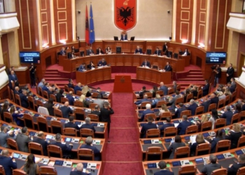 “Doni të bëheni si Venecia!”/ Leskaj për përmbytjet në Vlorë: Premtuat 38 mln lekë për hidrovorët, ku i çuat? Kaso: Kërkuam dëmshpërblim për..