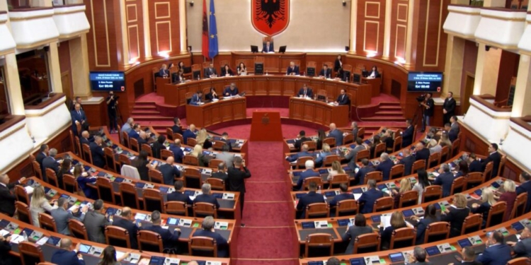 “Doni të bëheni si Venecia!”/ Leskaj për përmbytjet në Vlorë: Premtuat 38 mln lekë për hidrovorët, ku i çuat? Kaso: Kërkuam dëmshpërblim për..