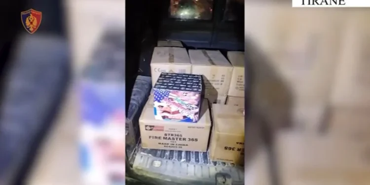 Shisnin lëndë piroteknike pa leje, arrestohen 3 persona dhe procedohen penalisht 9 të tjerë në Tiranë
