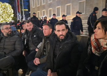 “More 64 mijë vota dhe nuk mbledh dot 64 vetë!”, Lapaj: O do të bjerë Edi, o do të më lërë shëndeti mua!
