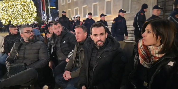 “More 64 mijë vota dhe nuk mbledh dot 64 vetë!”, Lapaj: O do të bjerë Edi, o do të më lërë shëndeti mua!