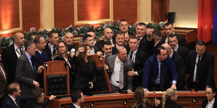 PS kërkoi ‘ndëshkimin’ e 29 deputetëve të PD, mbledhja e “Etikës” shtyhet për të martën